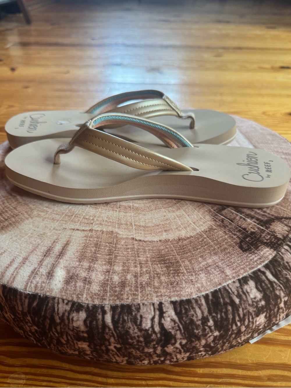 NWOT Reef Metallic Gold Thong Sandals - Picture 3 of 7